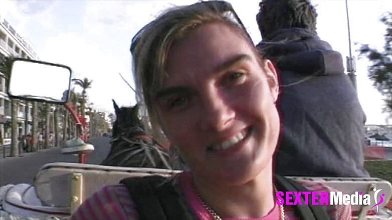 Beachbitches: Une MILF blonde en bikini veut baiser sur la plage