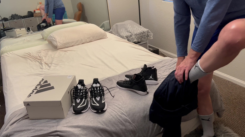 snkrluvr69: Turnschuhe zuerst spielen, heißer ficken, lecken, kommen