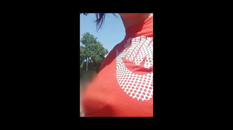 Marina Butty: Sans soutien-gorge et excitée dans la nature