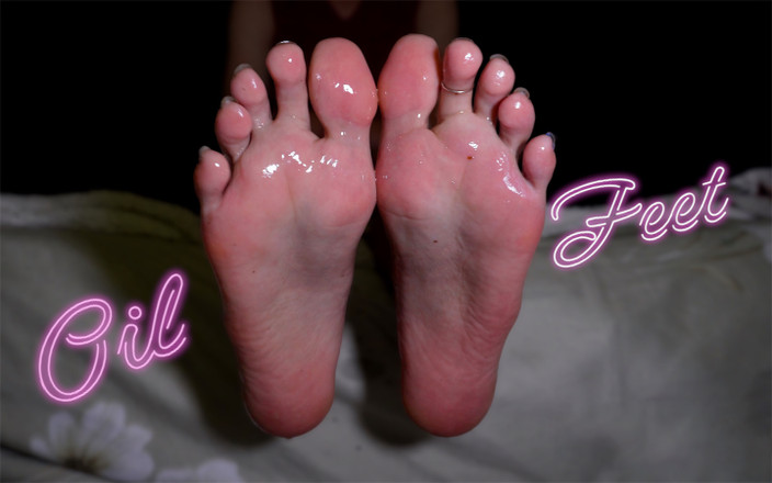 Cumshot feet: 倒錯したトランスは非常に油を塗った足が大好き