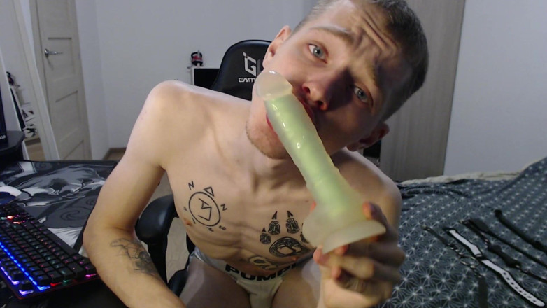 endo_wolf: Endo zuigt dildo af terwijl hij zijn lul aftrekt en...