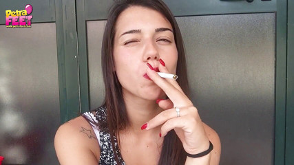 Smokin Fetish: Söt tonåring första gången röker på cam