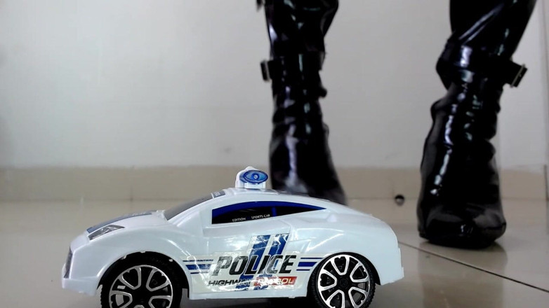 Maeling: Domme riesin mit latex-stiefel stampf, zerquetschtes cop-auto