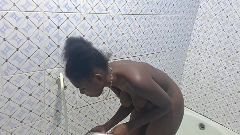 Jocci lena: Solo, kleine stiefmutter masturbiert ihre perfekte muschi im badezimmer