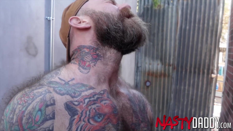 Nasty Daddy: Nasty Daddy - dilf berjanggut Jack Dixon dihisap oleh gay Ryan...