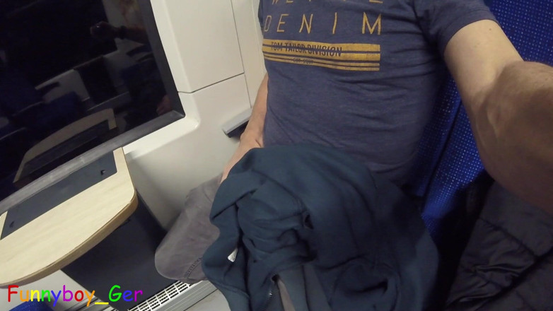 Funnyboy-Ger: Versauter typ wichst seinen fetten schwanz auf dem nach hause...