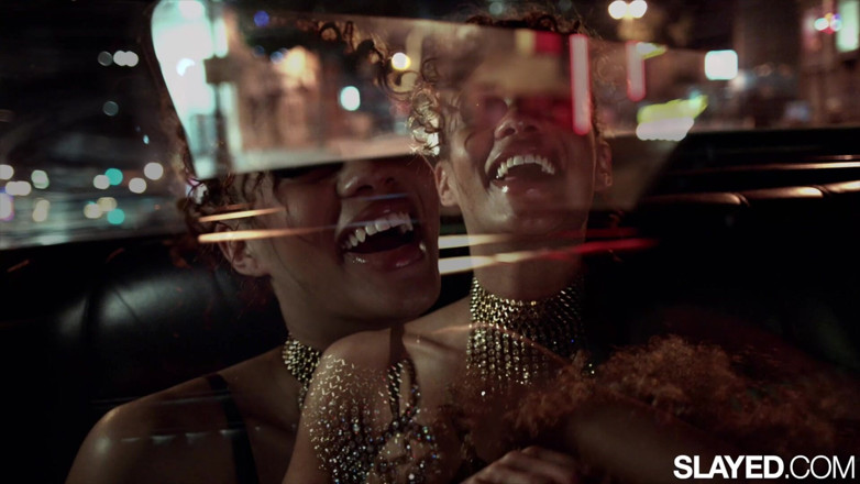 Slayed: jangli savaari ke lie Slayed haavi scarlit straps celia