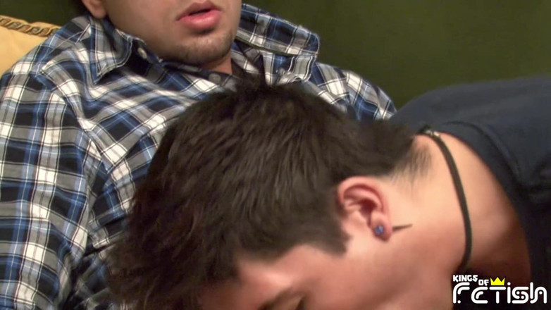 Gay Diaries: Un bel ragazzo succhia con passione il grosso cazzo del...