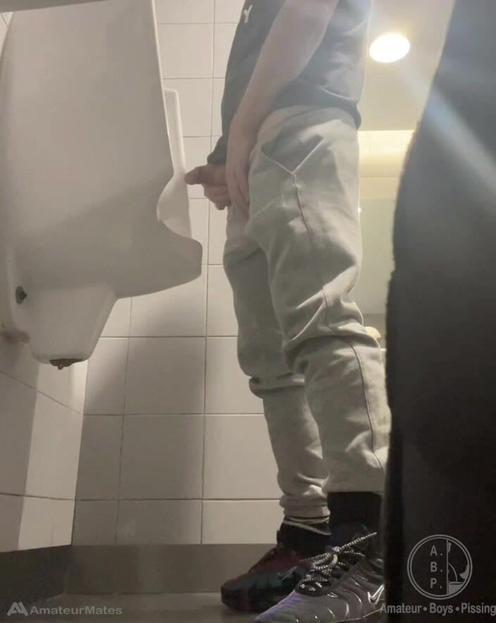 AmateurBoysPissing: スニーカーを履いた2人の少年が公衆トイレの小便器で楽しんでいる