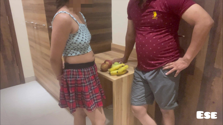Sammy Sins: Meyve satıcısı güzel kızı sikiyor