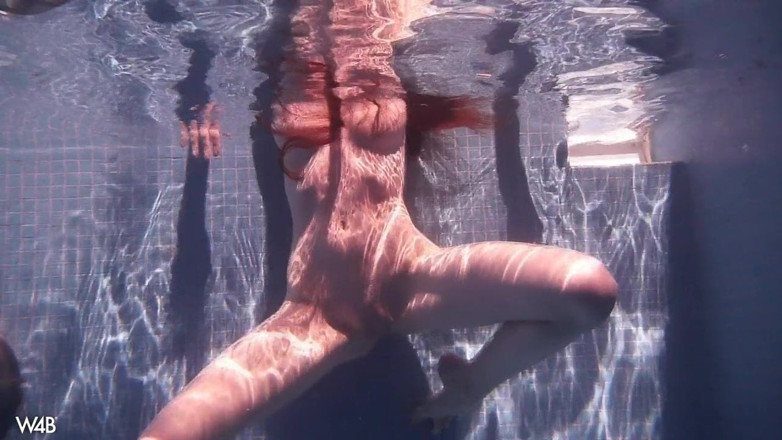 Watch4beauty: Toucher le corps d'une jolie modèle sous l'eau est assez...