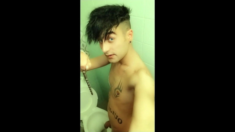 Idmir Sugary: Twink üniversite banyosunda ses tüpünden işiyor - yarak sesi
