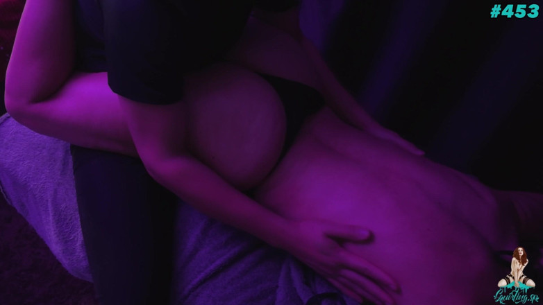 Squirting Sp: Sie entdeckte zum ersten Mal, dass ihre Muschi weiß und...