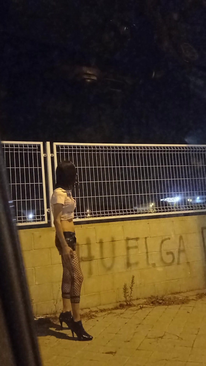 Penelopene27: Un travesti se fait surprendre dehors