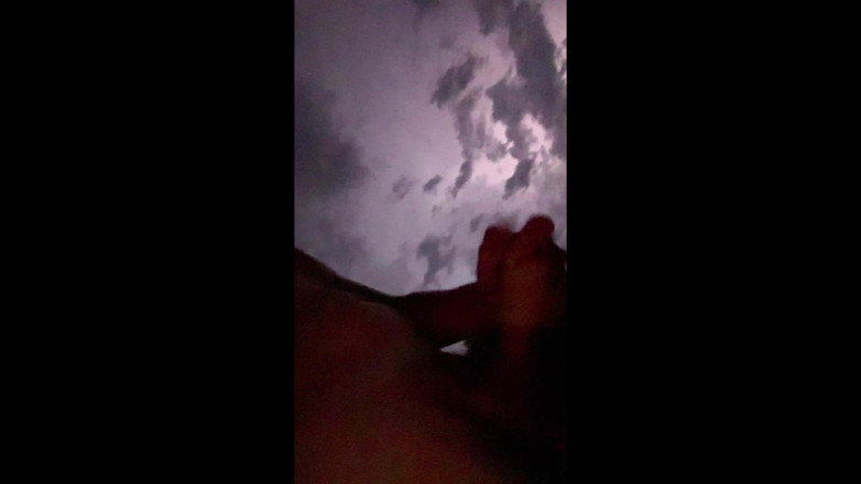 Chase Dixon Butz: Noche de lluvia en el Airbnb