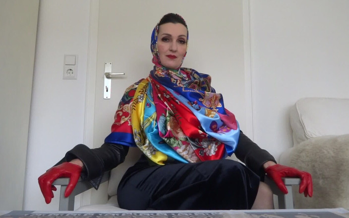 Lady Victoria Valente: Satin-tuch macht queen's day