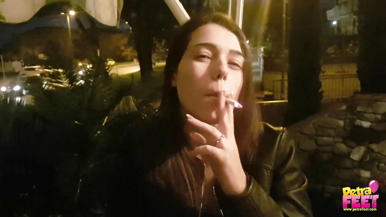 Smokin Fetish: Palenie i fetysz stóp na zewnątrz z uroczą nastolatką
