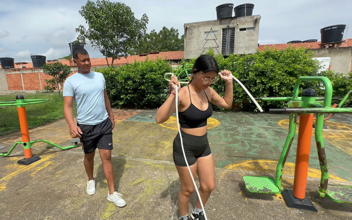 Saraymike: Explico cómo saltar la cuerda a una chica desconocida para...