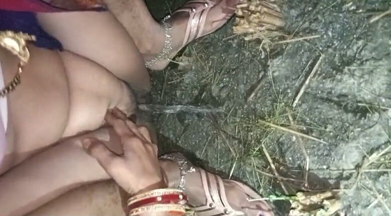 RadhaDevi: Vesnická bhabhi močí v noci