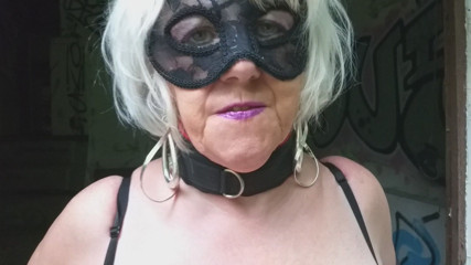 PureVicky66: Bbw nonna tedesca giochi con maschera all'aperto.