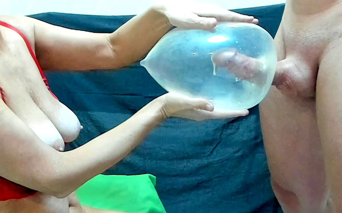 TaniaMilf: Orta yaşlı seksi kadın büyük yağlanmış yarak spermiyle oynuyor