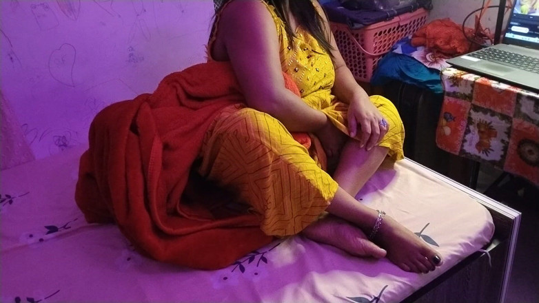 HotGirl21: Bhabhi desi seksi miang cuba menunjukkan kamera dan dia menunjukkan...