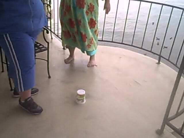 BBW nurse Vicki adventures with friends: 2 grandotas están aplastando uno con los pies descalzos otro