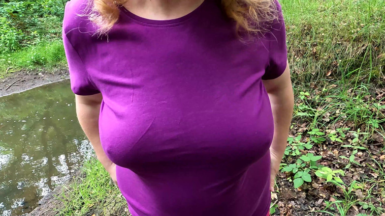 Bouncy Tits Action: Nackte tittenklatschen in der Nähe des flusses