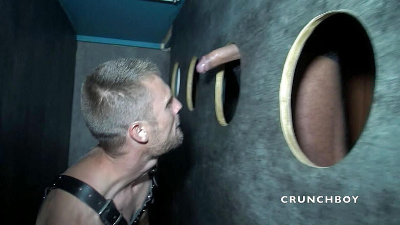 Very discreet straight boys curious: Un gay suce une bite XXL dans des gloryholes