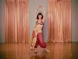 Vintage Usa: Compilazione. Danza erotica e lotta fra donne che si spogliano...