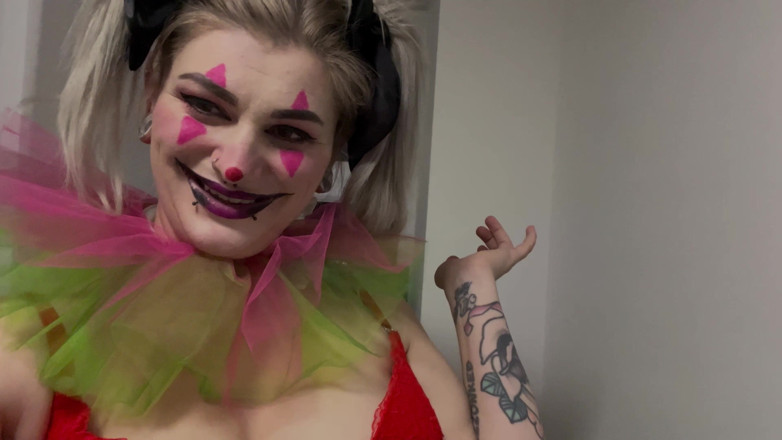 EeveeXo: Trashy payaso chica en baño público meando mostrando y fumando