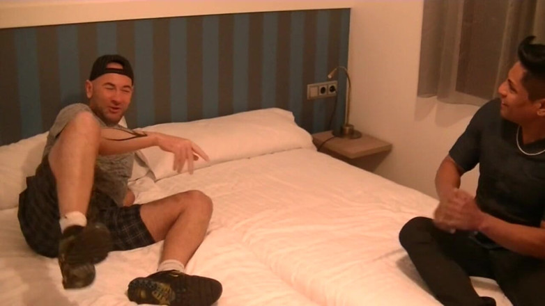 Gaybareback: Un latino se fait baiser sans capote par Viktor Rom...
