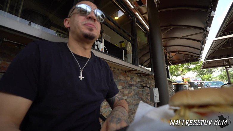Waitress POV: Serveuse POV - Keilani Kita s’étouffe et gémit de plaisir