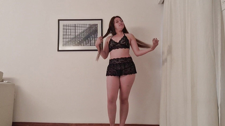 Latinascachondas: Une latina à gros cul se déshabille devant une webcam