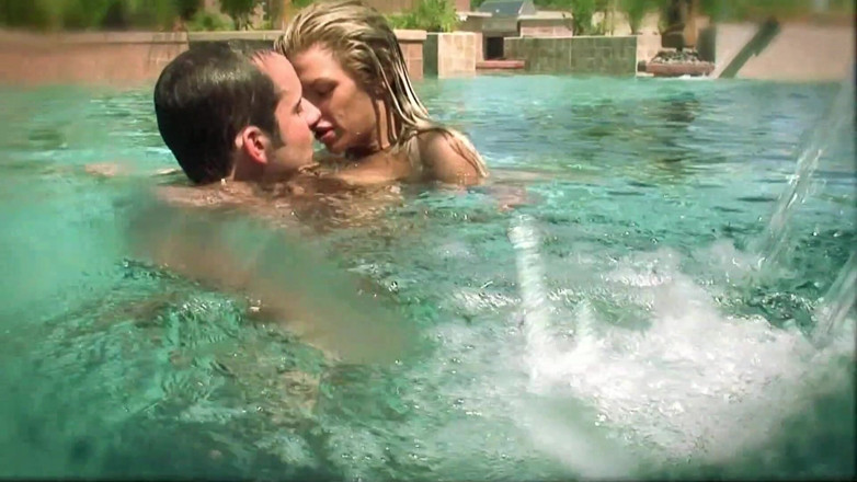 Monster Cocks: Una stupenda bionda con grandi tette viene sbattuta in piscina