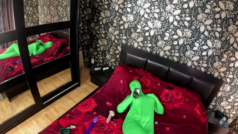 MilfyCalla: Completamente Zentai Encasement gioco con il giocattolo. Grande cazzo nero...