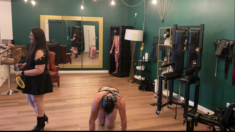 LadyPam: Reife latex-domina befiehlt nackte sklaven, leine