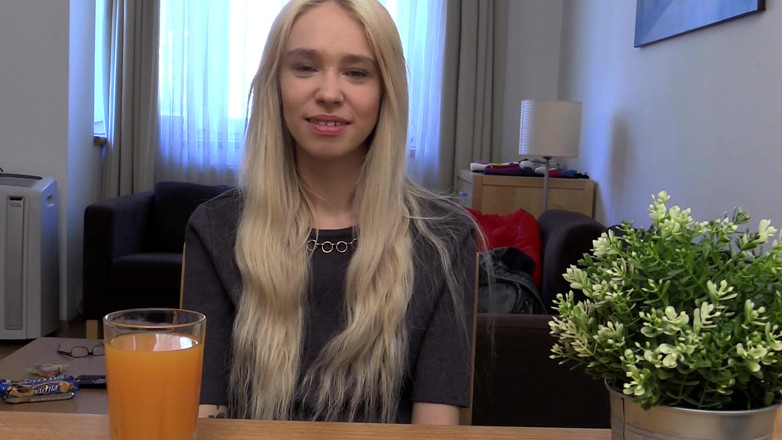 Bitch hunter: Blonde babe pakt paarse vibrator vast met een ondeugende glimlach