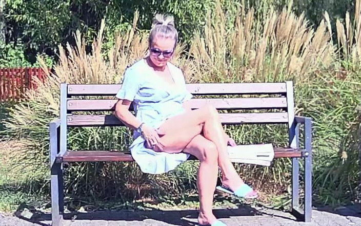 Misses_Jenny: Détendez-vous sur le banc (masturbation discrète)
