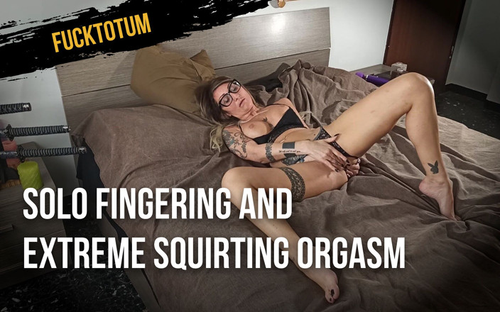 Fucktotum: Необрізане видання - соло пестощі пальцями, екстремальний сквірт-оргазм - 40-річна мамка мастурбує зі сквіртом-оргазмом - гаряча мамка!