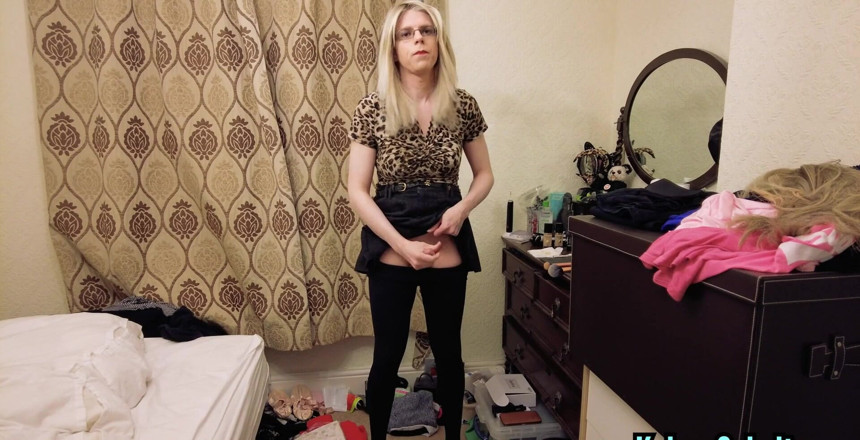 KelseyCobalt: Mi sono arrapato indossando i miei collant opachi in camera...