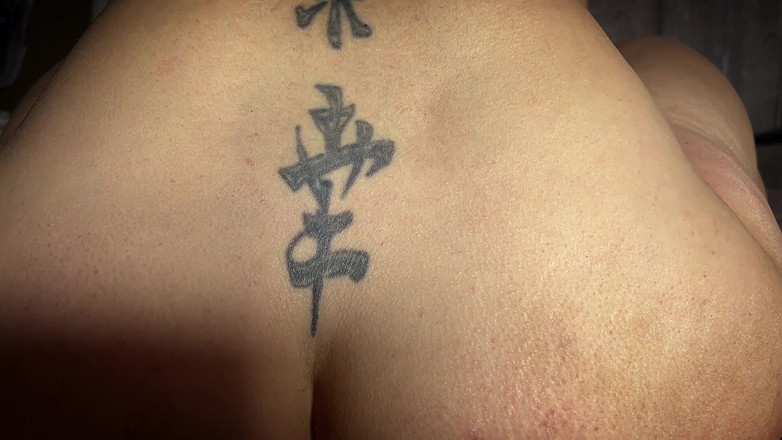Roy1987: 性感继母的大屁股毁了继子的阴茎并充满精液，饥饿的牛仔女孩