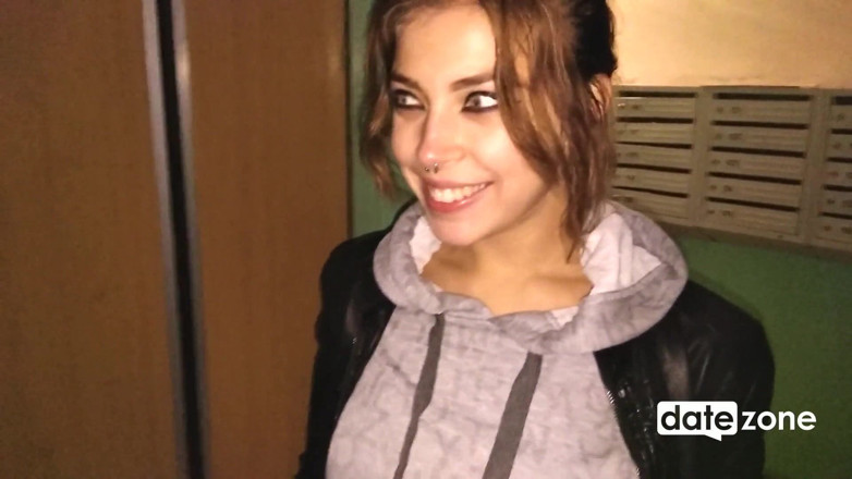 Datezone: Mamada en ascensor y luego rapidito en las escaleras