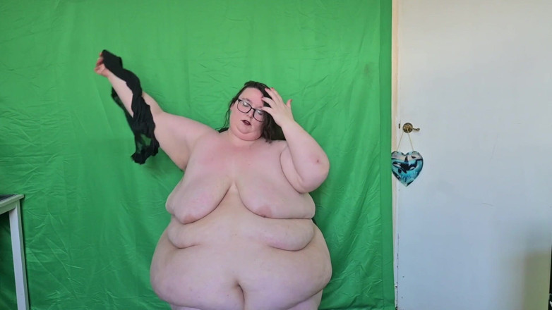 SSBBWLadyBrads: Сексуальна богиня роздягається і трясеться