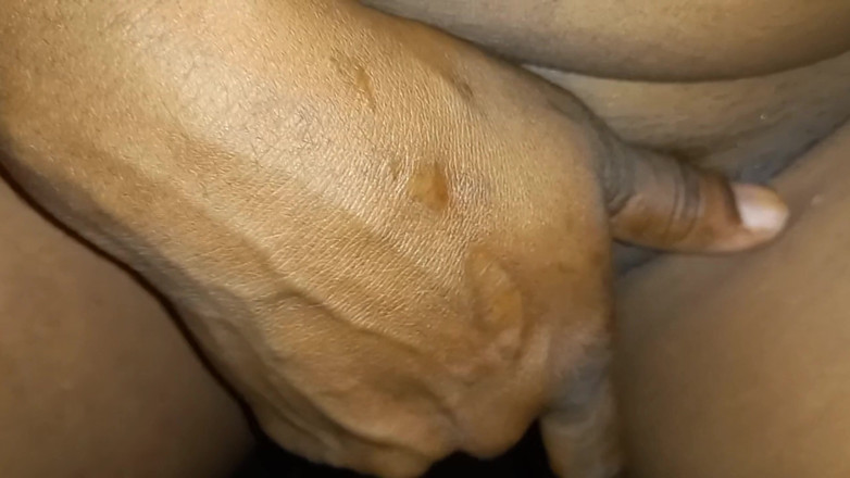 Super sexy ebony cuties: Nue dehors, pisse en doigtant ma chatte mouillée