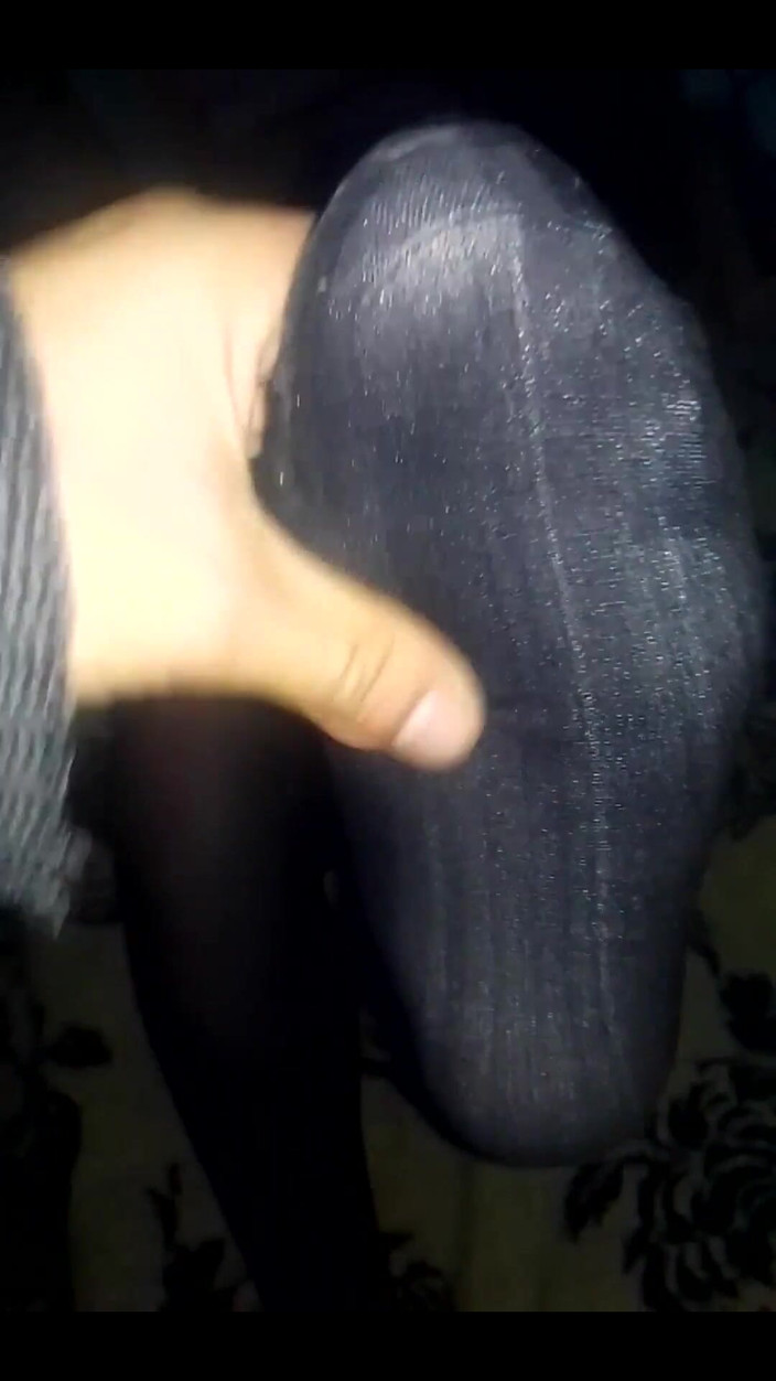 Fitcure1: Ich ziehe ihre schuhe aus und berühre ihre beine.