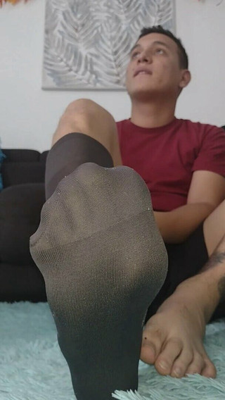 Tomas Styl: Latino spielt mit seinen büro-strümpfen