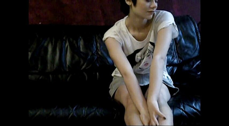 Foot Girls: 娇小的青少年享受她的脚