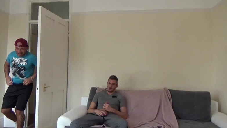 Shemale videos: Travesti follada por 2 chicos heterosexuales