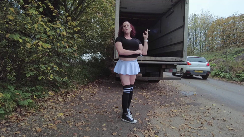 Mistress Jodie May: Skater menina se mostrando, mijando e fumando ao ar livre